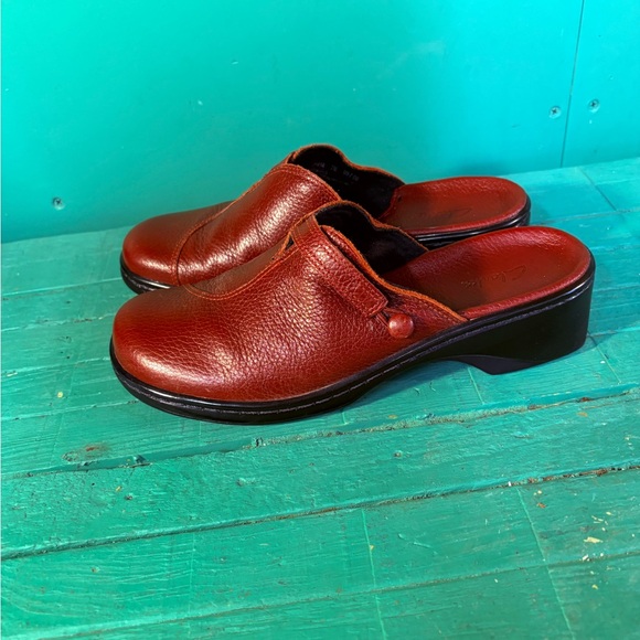 Clarks Vibrant Red Leather Clogs - Picture 7 of 11